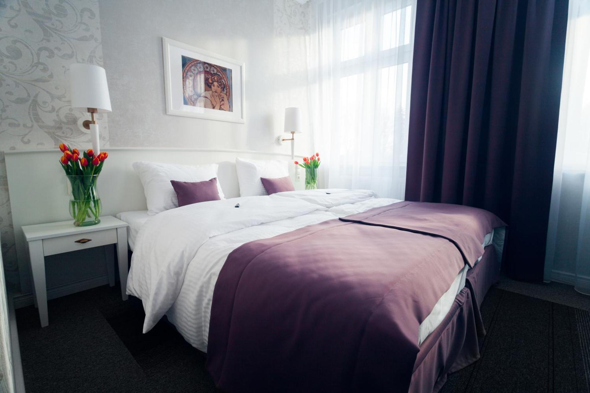 Pod Ratuszem Hotel Wieluń Szoba fotó