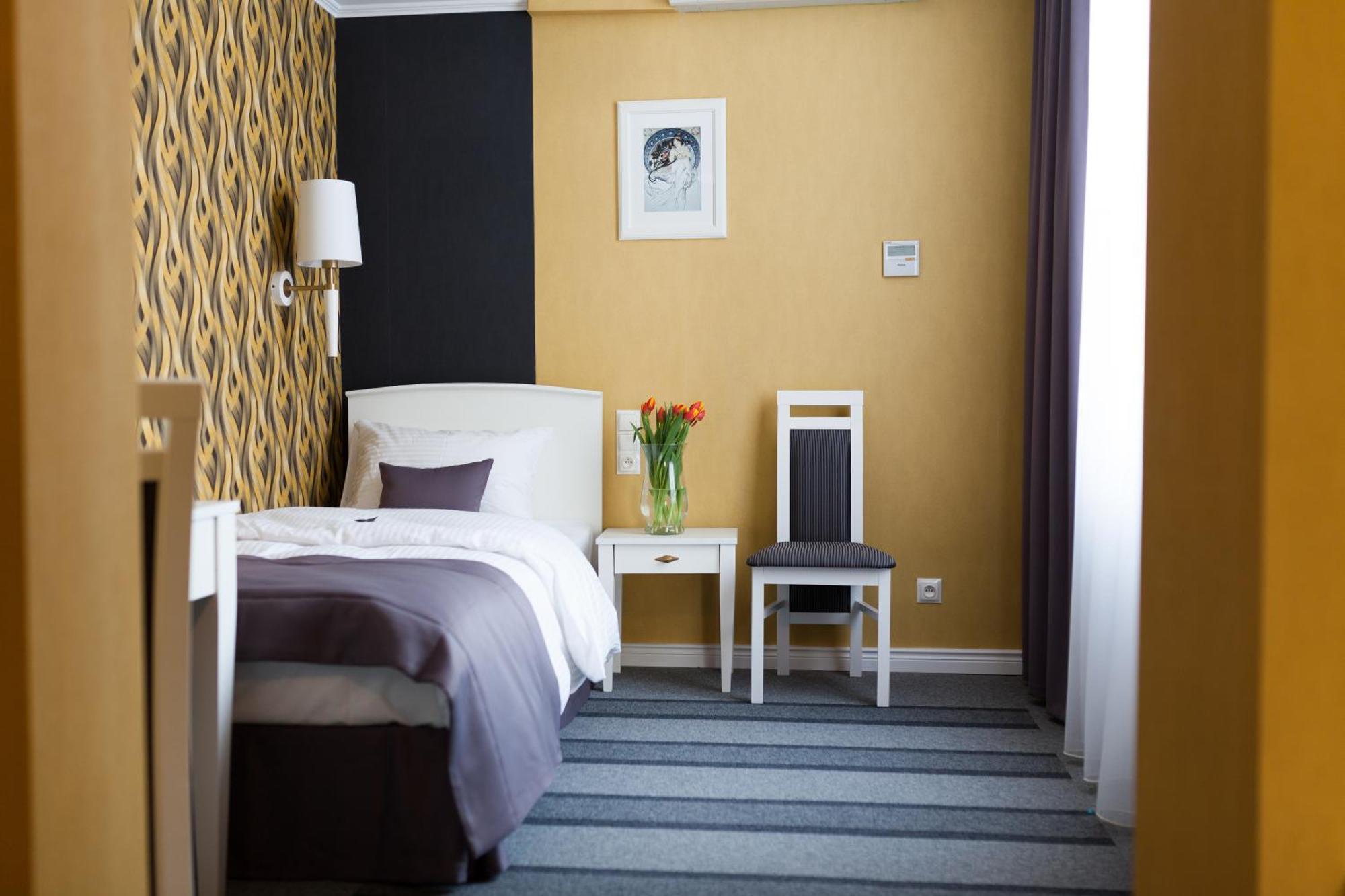 Pod Ratuszem Hotel Wieluń Szoba fotó