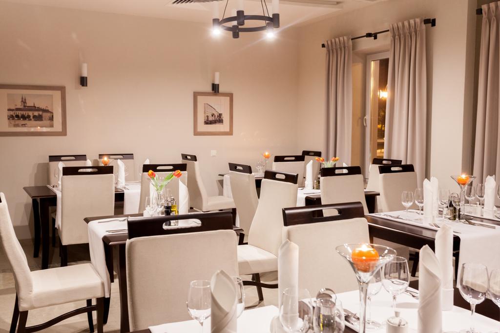 Pod Ratuszem Hotel Wieluń Kültér fotó