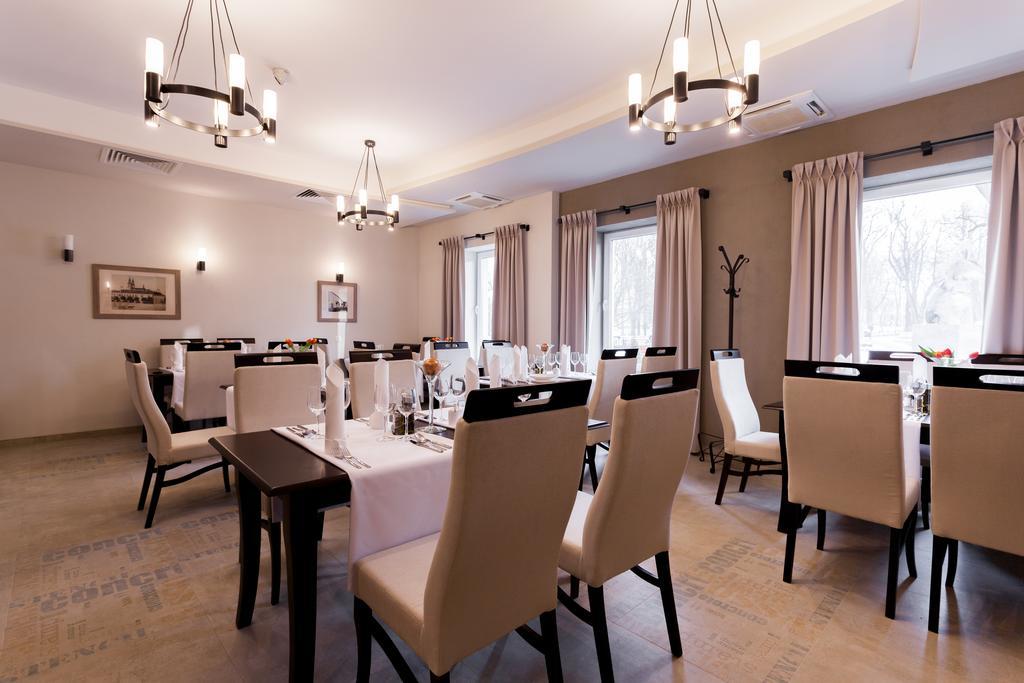 Pod Ratuszem Hotel Wieluń Kültér fotó