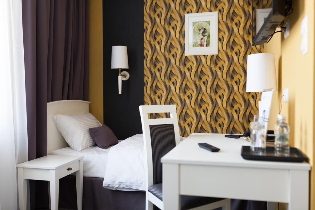 Pod Ratuszem Hotel Wieluń Szoba fotó