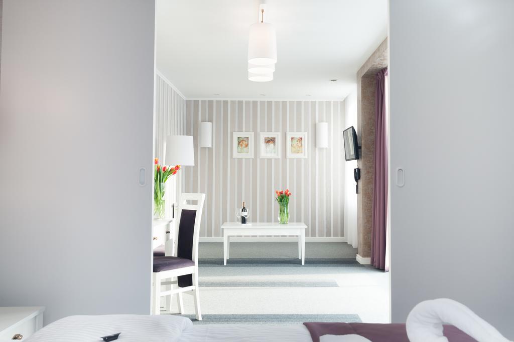Pod Ratuszem Hotel Wieluń Szoba fotó